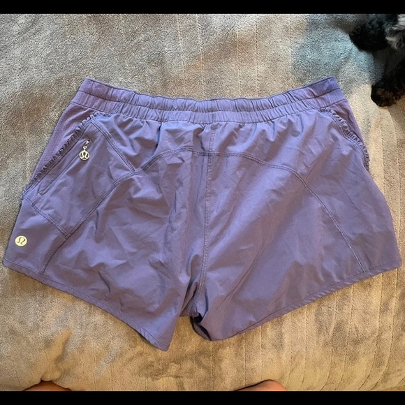Lululemon shorts size 8 - Picture 4 of 6